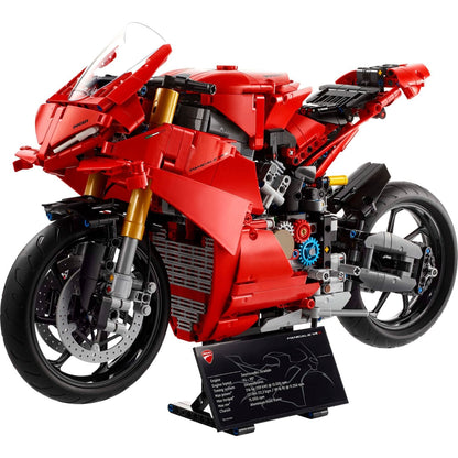 LEGO Technic Ducati Panigale V4 S vermelha montada no expositor