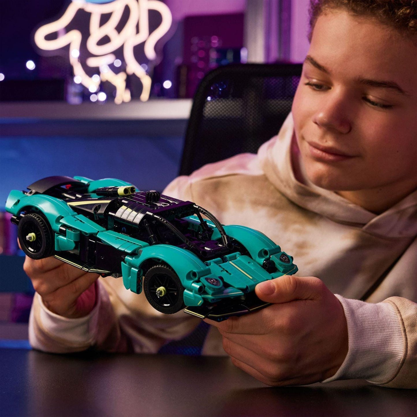 Apresentamos Lego Technic - Aston Martin Valkyrie com o SKU 664220825 recomendado para + 9 anos