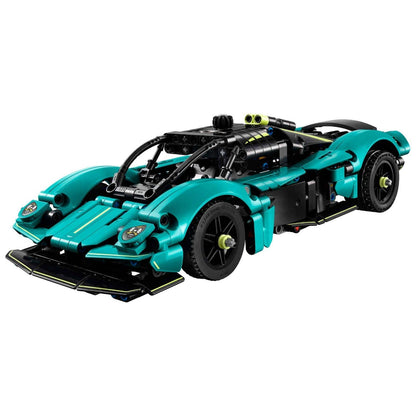 Lego Technic Aston Martin Valkyrie montado, supercarro verde-água com detalhes pretos e asa traseira