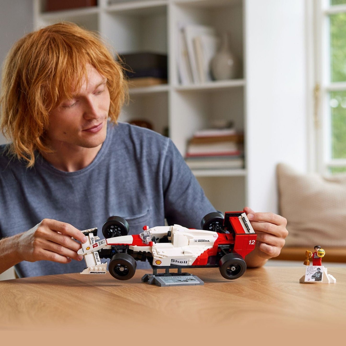 Apresentamos Lego Icons - McLaren MP4/4 e Ayrton Senna com o SKU 661033024 recomendado para + 14 anos