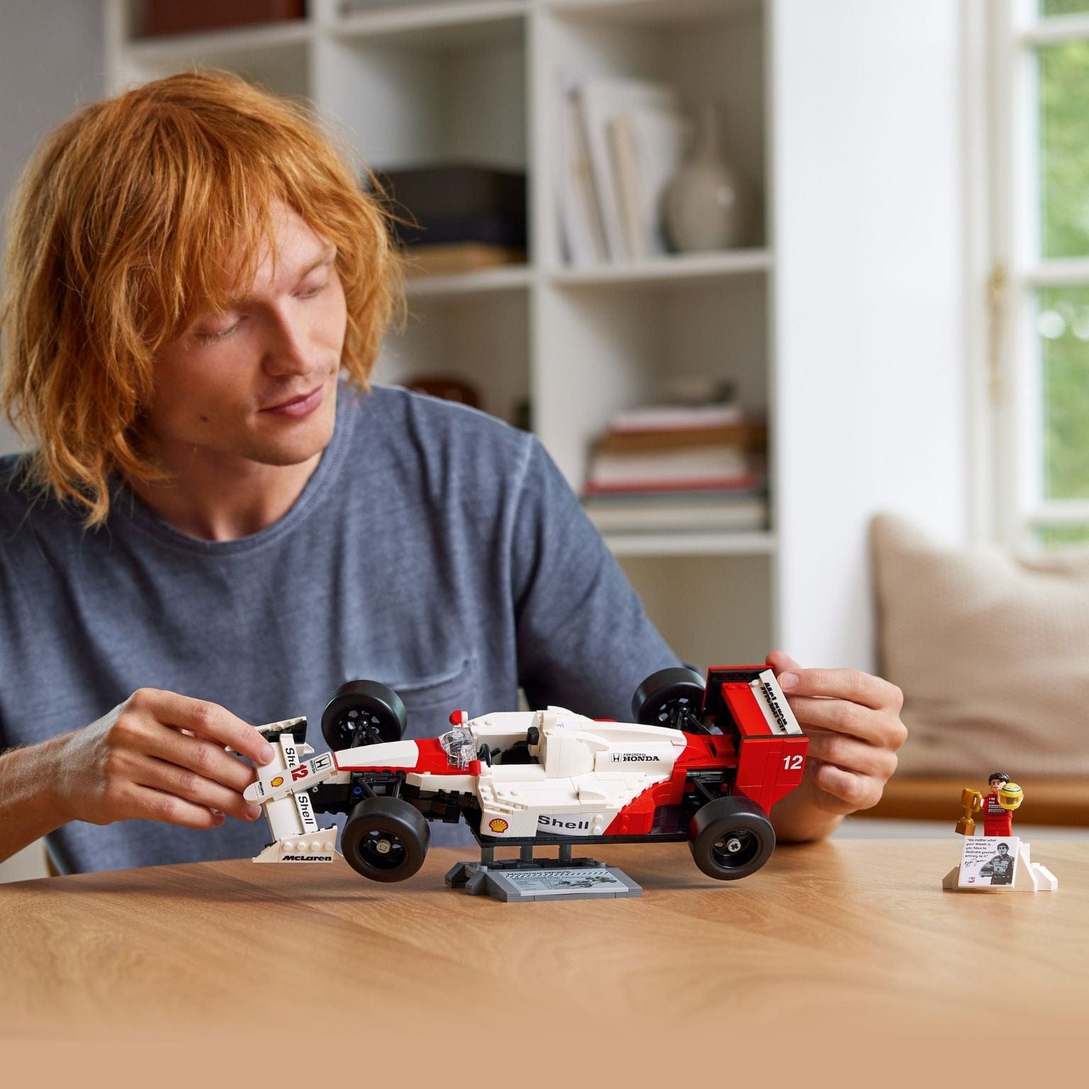 Apresentamos Lego Icons - McLaren MP4/4 e Ayrton Senna com o SKU 661033024 recomendado para + 14 anos