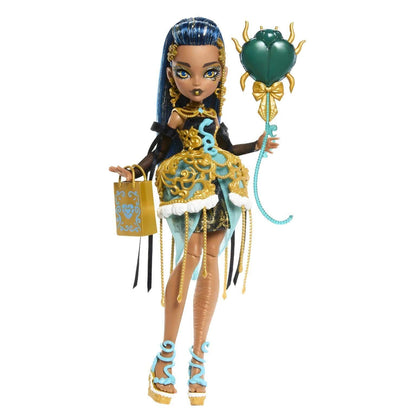Boneca Cleo de Nile com balão verde e saco de presente