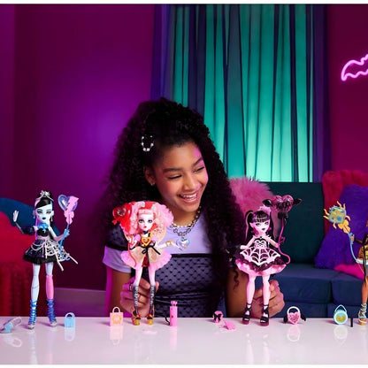 Menina a brincar com bonecas Monster High, incluindo a Draculaura de aniversário