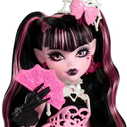 Rosto da Draculaura Scary Sweet Birthday com leque e laço rosa
