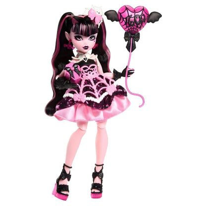 Boneca Draculaura com vestido rosa e preto e balão de morcego