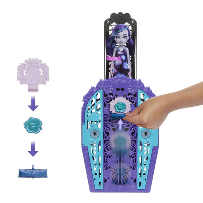 Mão a abrir o armário Monster High Twyla para revelar acessórios surpresa