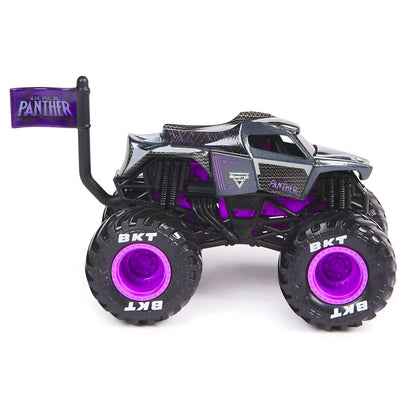 Monster Jam Black Panther visto de lado