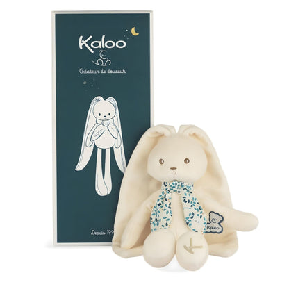 Peluche Coelho Creme 25 cm da Kaloo junto à caixa verde-escura
