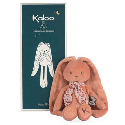 Peluche Coelho Terracota da Kaloo junto à caixa