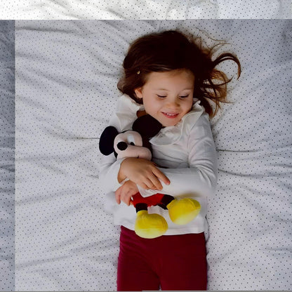 Menina deitada a abraçar o Peluche Mickey 35 cm