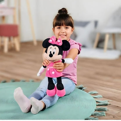 Menina sentada no chão com o Peluche Minnie 35 cm ao colo