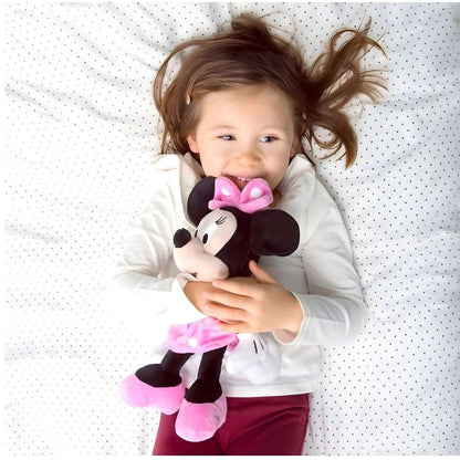 Menina deitada a abraçar o Peluche Minnie 35 cm