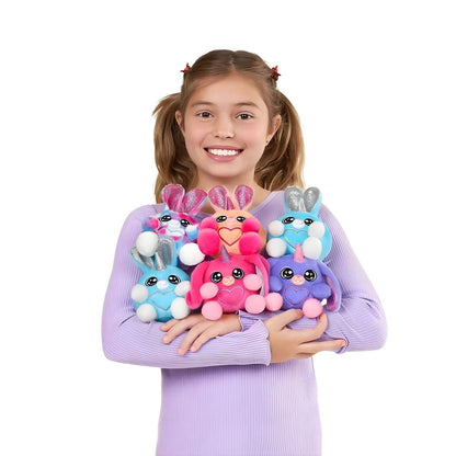 Menina sorridente a abraçar vários peluches Rainbocorns BunnyCorn coloridos