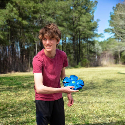 Jovem a lançar uma Phlat Ball num campo