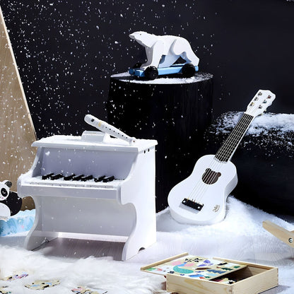 Piano em madeira Branco num cenário de inverno com guitarra