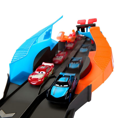 Faísca McQueen e outro carro na Pista Brilhante Cars