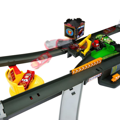 Pormenor da Pista Cars Taça Pistão com o Faísca McQueen
