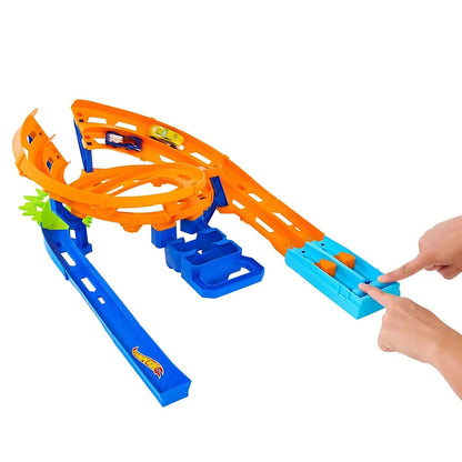 Dedos a acionar o lançador da Pista Hot Wheels Corrida em Circuito Circular