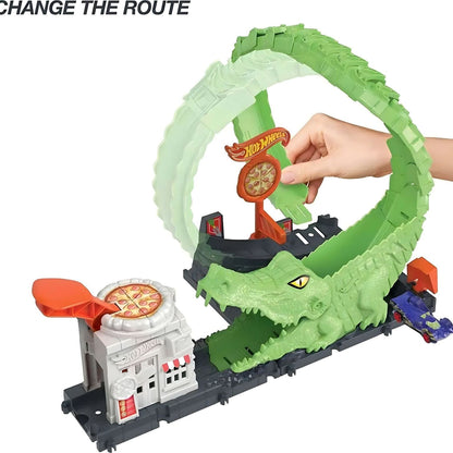 Mão a mudar o percurso na pista Looping de ataque do crocodilo