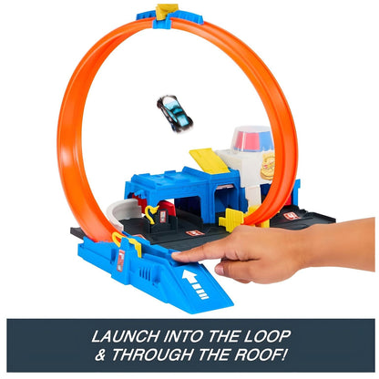 Mão a lançar um carro no looping da pista Hot Wheels Super Esquadra de Polícia