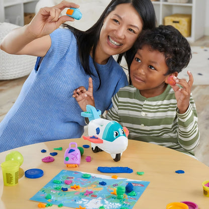 Mãe e filho a brincar com o Play-Doh Avião Explorador numa mesa