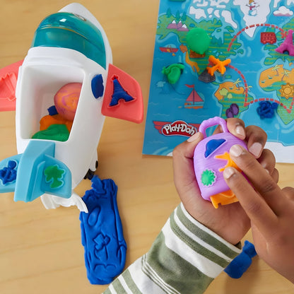 Criança a usar um molde Play-Doh junto ao Avião Explorador
