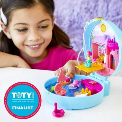 Menina a brincar com o Polly Pocket Praia do Golfinho