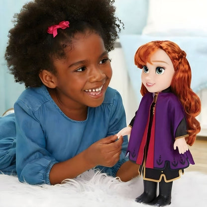 Menina deitada a brincar com a Princesa Disney Anna 35 cm