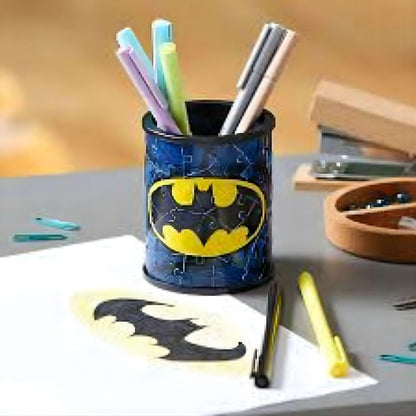 Puzzle 3D Porta Lápis Batman sobre uma secretária com canetas e lápis