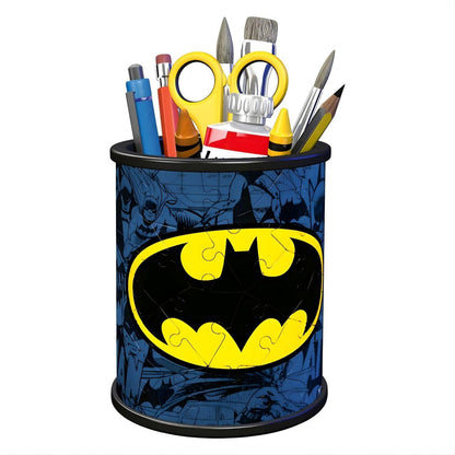 Puzzle 3D Porta Lápis Batman montado com logótipo do Batman e material escolar