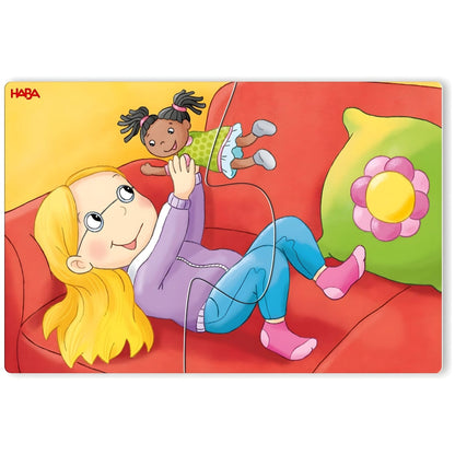 Puzzle HABA com menina deitada no sofá com boneca