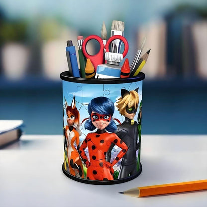Porta-lápis Puzzle 3D Ladybug sobre uma secretária com lápis e tesoura