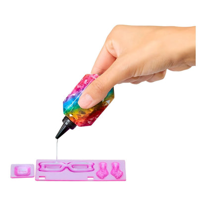 Mão a aplicar gel arco-íris num molde da Rainbow High Crystal Amaya Raine