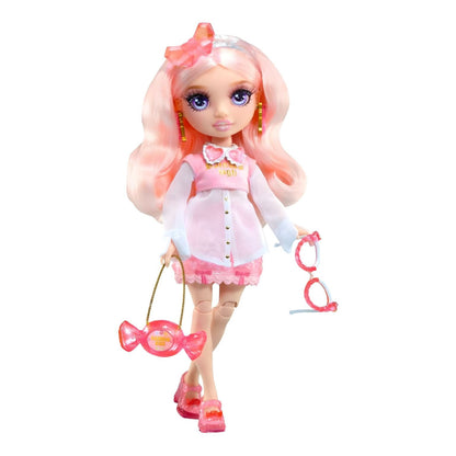 Boneca Rainbow High Crystal Bella Parker de casaco rosa transparente com mala