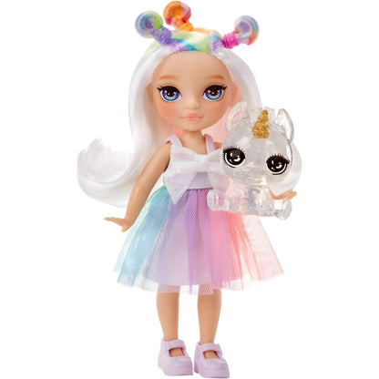 Opal Raine Rainbow High Littles de vestido arco-íris a segurar o unicórnio