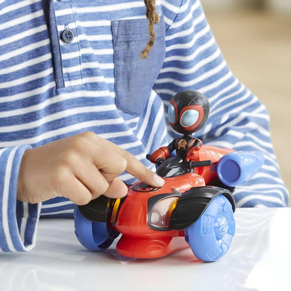 Mão de criança a premir o Spidey and His Amazing Friends Aracno triciclo
