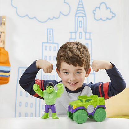 Rapaz a fazer força com os braços atrás do Hulk e do Smash Truck
