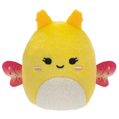 Mini Squishmallow amarelo com asas cor-de-rosa em grande plano