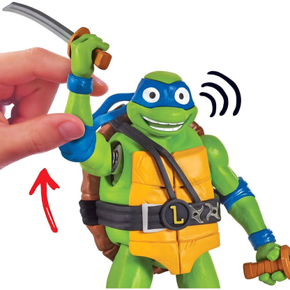 Tartarugas Ninja Shouts Leonardo: mão a puxar o braço da figura para ativar o som