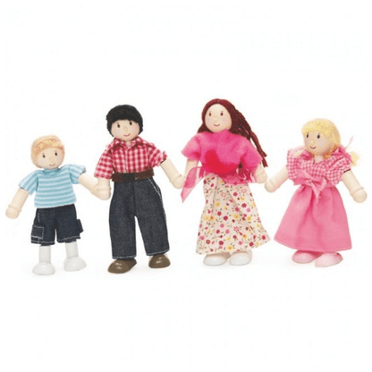 A minha família: pai, mãe, menino e menina em bonecos de pano