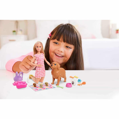 Menina a brincar com a Barbie e os cãezinhos Recém-Nascidos