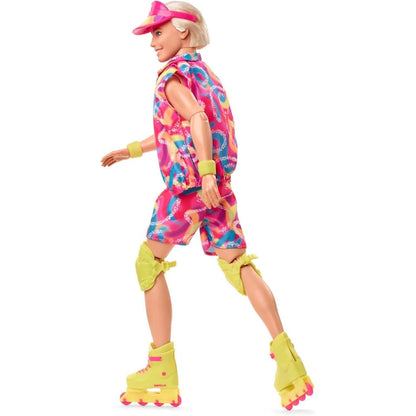 Boneco Ken com patins em linha em movimento, vista de lado