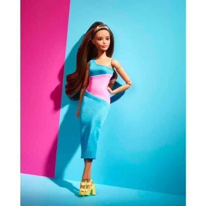 Barbie Looks morena a posar diante de fundo rosa e azul