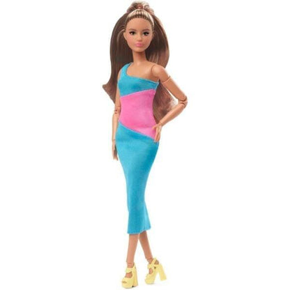 Barbie Looks morena com vestido justo azul e rosa, de corpo inteiro