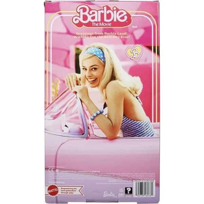 Parte de trás da caixa Barbie The Movie com fotografia da Barbie num carro rosa