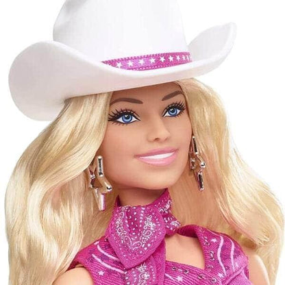 Rosto da Barbie The Movie com chapéu de cowboy branco e lenço rosa