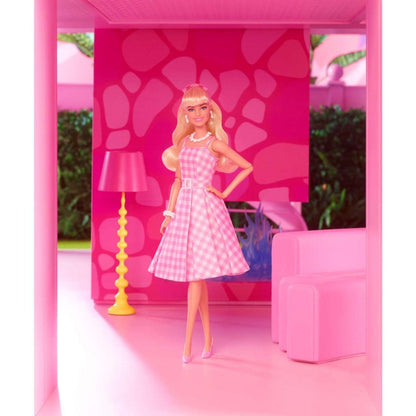 Barbie em vestido rosa gingham numa casa cor-de-rosa