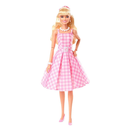 Barbie The Movie com vestido rosa aos quadrados e colar de pérolas