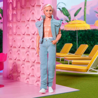 Ken em conjunto jeans num cenário cor-de-rosa com espreguiçadeiras