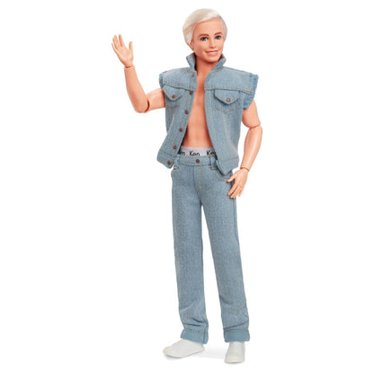 Boneco Ken de Barbie the Movie com conjunto de ganga a acenar